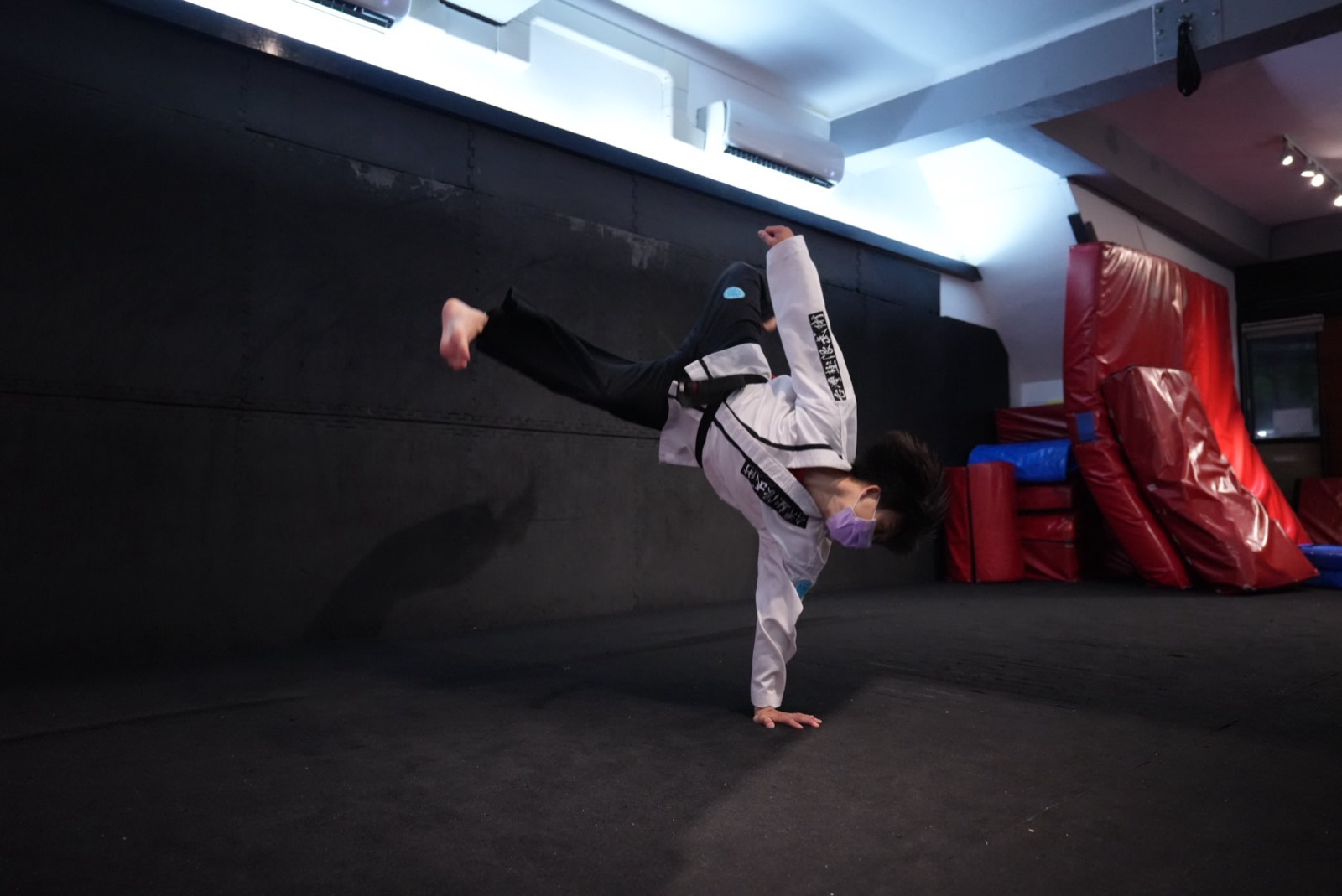 成人極限武術 Tricking 道服單手撐地踢腿動作